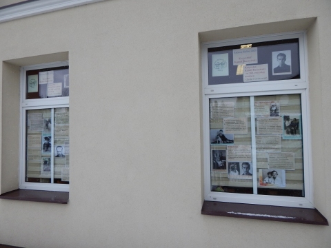 Wystawa na oknach bibliotek prezentująca życie i twórczość Krzysztofa Kamila Baczyńskiego