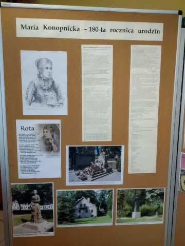Zdjęcie prezentuje wystawę w Gminnej Bibliotece Publicznej w Baranowie wystawę poświęconą życiu i twórczości Marii Konopnickiej.
