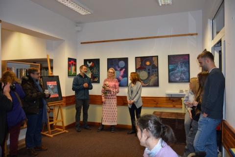 Zdjęcie prezentuje wernisaż wystawy malarstwa Pauliny Kalinowskiej – Lavendowej, który odbył się 10 grudnia 2022 r. o godz. 14.00 w Bibliotece Publicznej w Kazimierzu Dolnym.