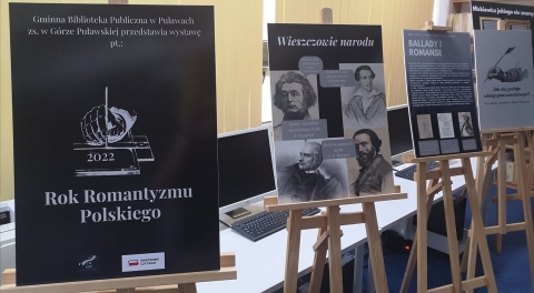 Zdjęcie prezentuje wystawę pt. „Rok Polskiego Romantyzmu” znajdującą się w siedzibie Gminnej Biblioteki Publicznej w Puławach z siedzibą w Górze Puławskiej. 