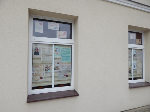 Zdjęcie prezentuje wystawę na oknach Powiatowej Biblioteki Publicznej w Puławach pokazującą najciekawsze książki z wyrazem „miłość” w tytule.