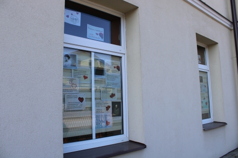 Zdjęcie prezentuje wystawę na oknach Powiatowej Biblioteki Publicznej, która pokazuje, jak znani pisarze definiują słowo miłość i co piszą o tym najważniejszym na świeci uczuciu.