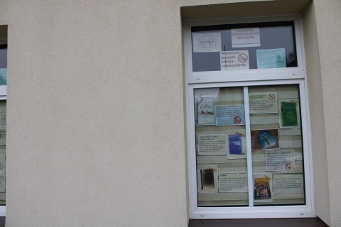 Zdjęcie prezentuje wystawę na oknach Powiatowej Biblioteki Publicznej, która prezentuje książki, które na przestrzeni lat usuwano z bibliotek, wycofywano z obiegu, cenzurowano lub niszczono. Wystawa promuje akcję Tydzień Zakazanych Książek. 