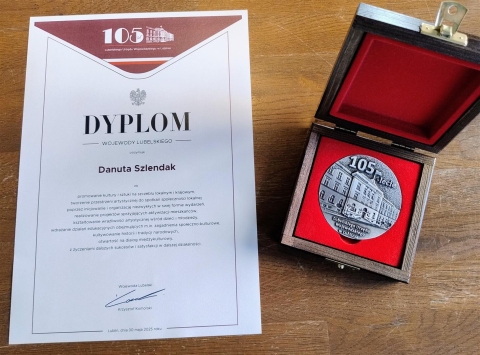 Zdjęcie prezentuje wręczenie dyplomu pani dyrektor Danuta Szlendak przez wojewodę lubelskiego Krzysztofa Komorskiego podczas obchodów Dnia Działacza Kultury, które odbyło się 30 maja 2025 r. w Urzędzie Wojewódzkim w Lublinie.