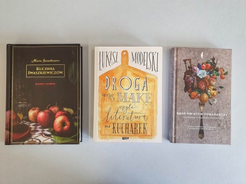Zdjęcie prezentujące trzy książki kucharskie znajdujące się w kazimierskiej bibliotece 
