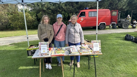 Zdjęcie prezentuje stoisko bookcrossing przygotowane przez Powiatową Bibliotekę Publiczną w Puławach wystawione podczas XIV Turniej Piłki Nożnej Samorządowców Powiatu Puławskiego im. Mariusza Próchniaka. 