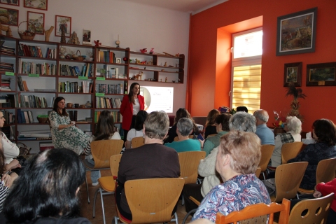 Zdjęcie prezentuje spotkanie Powiatowego Klubu Książki, które odbyło się 18 marca 2025 r. o godzinie 13:00 w Powiatowej Bibliotece Publicznej w Puławach a dotyczyło Izabeli Czartoryskiej. Wykład poprowadziły Justyna Chabros- nauczycielka historii oraz Katarzyna Dorosz–Dębska – psycholożka.