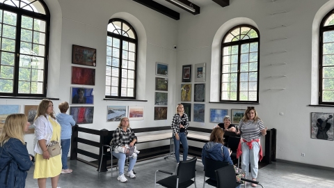 Zdjęcie prezentuje seminarium wyjazdowe „Biblioteka inspiruje – innowacyjne pomysły promujące region” do Kazimierza Dolnego, które odbyło się 16 czerwca 2023 r. w ramach Dnia Bibliotekarza. 