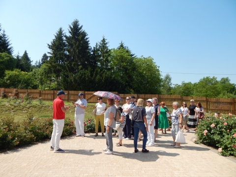Zdjęcie prezentuje zwiedzanie Parku Miliona Róż i Zabytków Kresowych” w Kazimierzu Dolnym w ramach Dnia Bibliotekarza.