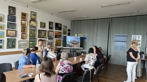 Zdjęcie prezentuje seminarium szkoleniowe „Biblioteka inspiruje – innowacyjne pomysły promujące region”, które odbyło się w ramach Dnia Bibliotekarza dnia 25 czerwca 2024 r. w Końskowoli. 