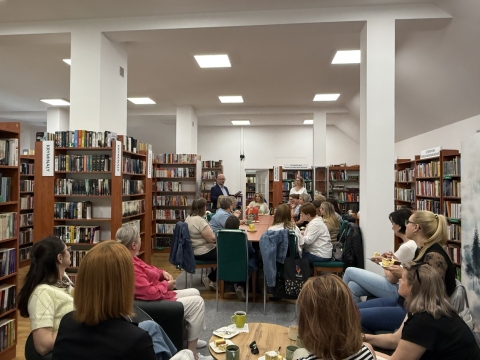  Zdjęcie prezentuje szkolenie wyjazdowe pt. „Zainspiruj się Nałęczowem – zmiany, które dają impuls do działania”, zorganizowane przez Powiatową Bibliotekę Publiczną w Puławach, które odbyło się 29 maja 2026 r. w Nałęczowie. Na zdjęciu bibliotekarze z terenu powiatu puławskiego w nałęczowskiej bibliotece.