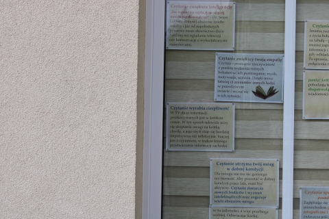  Zdjęcie przestawia wystawę na oknach Powiatowej Biblioteki Publicznej prezentującą powody dla których warto czytać książki. 