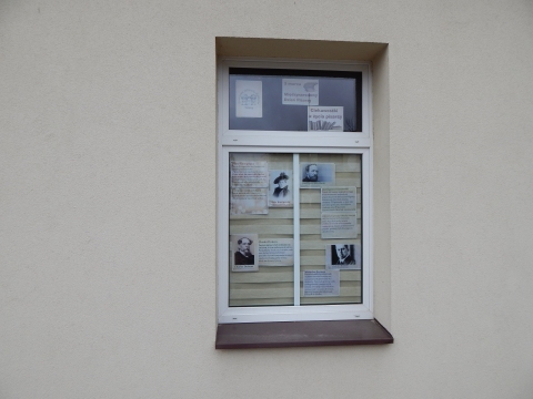 Zdjęcie prezentuje wystawę na oknach Powiatowej Biblioteki Publicznej w Puławach pt. „Ciekawostki z życia pisarzy”.