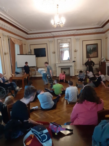 Zdjęcie prezentuje warsztaty sportowe w Specjalnym Ośrodku Szkolno- Wychowawczym w Kęble. 