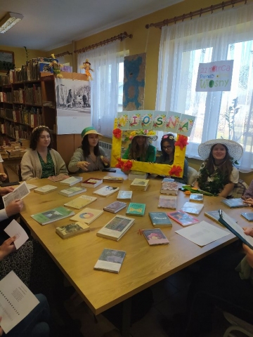 Zdjęcie prezentuje spotkanie w baranowskiej bibliotece poświęcone świętowaniu Pierwszego Dnia Wiosny i Światowego Dnia Poezji.