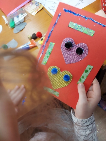 Zdjęcie prezentuje kartkę walentynkową wykonaną podczas zajęć plastycznych w Gminnej Bibliotece Publicznej w Wąwolnicy.