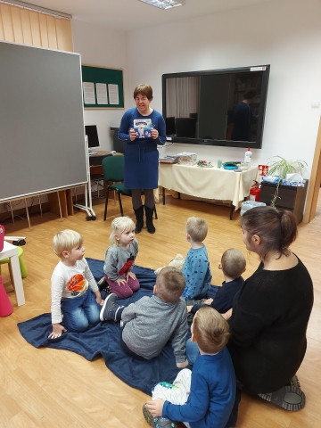 Zdjęcie prezentuje pierwszą wizytą grupy 3-latków z Przedszkola Samorządowego w Wąwolnicy w wąwolnickiej bibliotece.