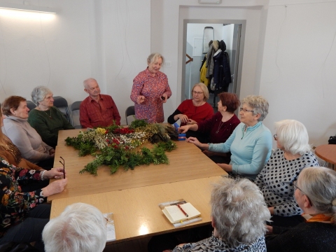 Zdjęcie przedstawia imprezę kulturalną „Jak dawniej świętowano” w ramach projektu „Ochrona i wykorzystanie zasobów dziedzictwa materialnego i niematerialnego dotyczącego obserwatorium astronomicznego w Puławach”.