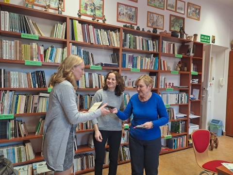 Zdjęcie prezentuje wręczenie nagród w Kazimierskim Konkursie Jednego Wiersza, które odbyło się 11 grudnia 2023 r. w Powiatowej Bibliotece Publicznej w Puławach. 