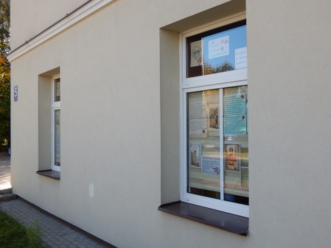  Zdjęcie prezentuje wystawę na oknach Powiatowej Biblioteki Publicznej w Puławach pt. „Książki w barwach jesieni”.