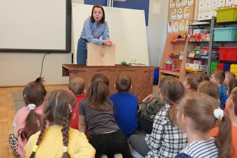 Zdjęcie przedstawia lekcję biblioteczną w Szkole Podstawowej nr 2 im. K.K. Baczyńskiego w Puławach, która odbyła się 11 maja 2023 r.
