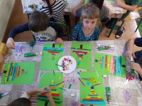 Zdjęcie prezentuje świąteczne lekcje biblioteczne w kazimierskim przedszkolu. 