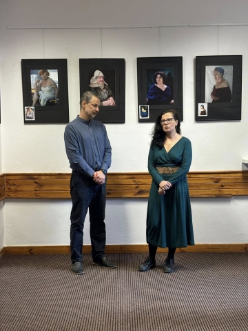 Zdjęcie prezentuje wernisaż wystawy Moniki Gądor, który odbył się 9 marca 2024 r. o godzinie 12:30 w Bibliotece Publicznej w Kazimierzu Dolnym.