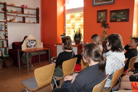 Zdjęcie prezentuje wizytę w Powiatowej Bibliotece Publicznej uczniów z Młodzieżowego Ośrodka Socjoterapii w Puławach, która odbyła się 8 maja 2025 r.