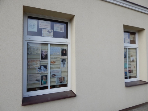 Wystawa na oknach bibliotek prezentująca inspirujące cytaty pisarzy dotyczące pisania 