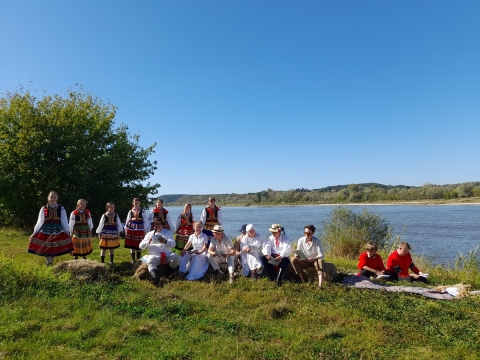 Zdjęcie prezentuje Narodowe Czytanie w  Kazimierzu Dolnym, które odbyło się 20 września 2025 r. o godzinie 13.00 przy ujściu Grodarza do Wisły.