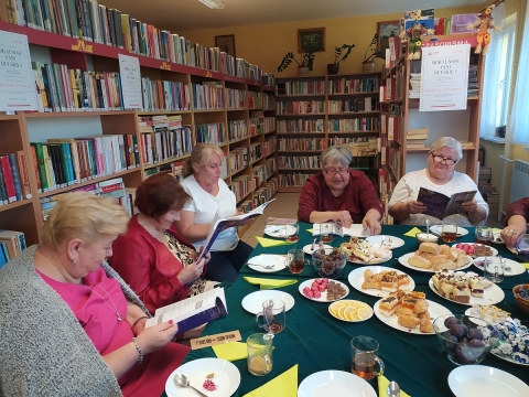 Zdjęcie przedstawia spotkanie z okazji Narodowego Czytania w baranowskiej bibliotece. 