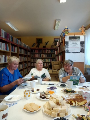 Zdjęcie prezentuje uczestników Narodowego Czytania zorganizowanego przez Gminnej Bibliotece Publicznej w Baranowie.