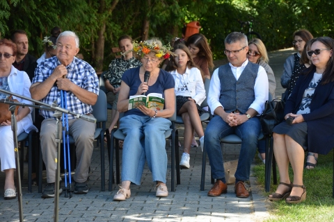Zdjęcie prezentuje uczestników Narodowego Czytania zorganizowanego przez Gminną Bibliotekę Publiczną w Janowcu.