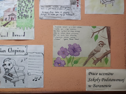 Zdjęcie prezentuje wystawę w Gminnej Bibliotece Publicznej w Baranowie, której tematem są ilustracje do wierszy Cypriana Kamila Norwida. 