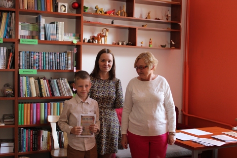 Zdjęcie prezentuje wręczenie nagród w powiatowym konkursie plastycznym „Wkomponuj Stefana Żeromskiego w pejzaż Nałęczowa”  które odbyło się 21 maja 2025 r. w siedzibie Powiatowej Biblioteki Publicznej w Puławach.