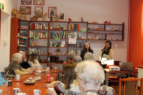 Zdjęcie prezentuje spotkanie z Katarzyną Dorosz-Dębską psycholog i psychoterapeutka dorosłych, dzieci oraz młodzieży, a także autorka książki „Krótka bajka o życzliwości” w ramach Powiatowego Klubu Książki, które odbyło się 27 stycznia 2026 r. o godzinie 13.00 w Powiatowej Bibliotece Publicznej.