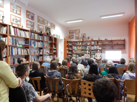 Zdjęcie prezentuje spotkanie z psychologiem Katarzyną Dorosz-Dębską w ramach Powiatowego Klubu Książki, które odbyło się w Powiatowej Bibliotece Publicznej 21 listopada 2023 r. o godzinie 12.00.