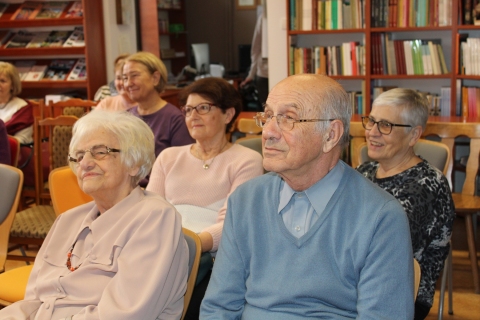Zdjęcie prezentuje plakat zapraszający na spotkanie Moniką Januszek – Surdacką, kierownikiem Domu Kuncewiczów w ramach Powiatowego Klubu Książki, które odbyło się 21 lutego 2024 r. o godzinie 12:00 w Powiatowej Bibliotece Publicznej w Puławach.