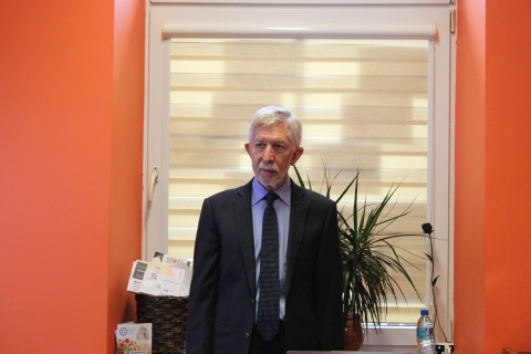 Zdjęcie prezentuje spotkanie z Wojciechem Potockim w ramach Powiatowego Klubu Książki autorem publikacji pt. „Stanisław Białata z Kotlin. Bohaterstwo Żołnierzy 1 Pułku Piechoty Legionów”, które odbyło się 18 listopada 2025 r. w Powiatowej Bibliotece Publicznej w Puławach.