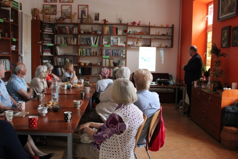 Zdjęcie prezentuje spotkanie autorskie ze Zbigniewem Kiełbem w ramach Powiatowego Klubu Książki, które odbyło się 22 maja 2024 r. w Powiatowej Bibliotece Publicznej w Puławach.