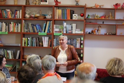 Zdjęcie prezentuje spotkanie Powiatowego Klubu Książki, które odbyło się 20 maja 2025 r. o godzinie 13:00 w Powiatowej Bibliotece Publicznej w Puławach a dotyczyło życia i twórczości Stefana Żeromskiego. Wykład poprowadziła Magdalena Wójcikiewicz, wieloletni pracownik Wojewódzkiej Biblioteki Publicznej im. Hieronima Łopacińskiego w Lublinie. 