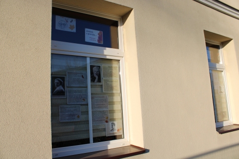 Zdjęcie prezentuje wystawę na oknach Powiatowej Biblioteki Publicznej prezentująca wiersze polskich poetów poświęcone urokom polskiej jesieni.  