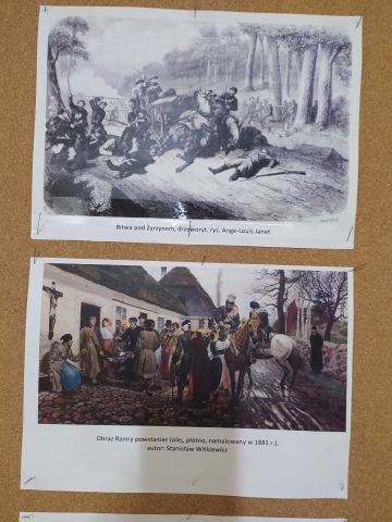 Zdjęcie prezentuje wystawę w Gminnej Bibliotece Publicznej w Baranowie ukazującą powstanie styczniowe w malarstwie polskim.  