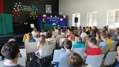  Fotorelacja z wydarzeń, które odbyły się w ramach projektu "Podróże z książką" realizowanego przez Małgorzatę Józefacką, Barbarę Dzikoń i Bibliotekę Publiczną w Kazimierzu Dolnym.