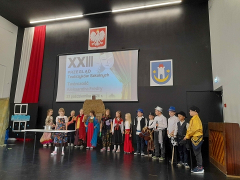 Zdjęcie przedstawia XXIII Przeglądu Teatrzyków Szkolnych, który odbył się 23 października 2024 r. w Auli Gminnego Zespołu Szkół w Kazimierzu Dolnym.