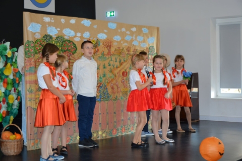 Zdjęcie pokazuje Przegląd Teatrzyków Szkolnych, który odbył się 27 października 2022 r. w auli Gminnego Zespołu Szkół w Kazimierzu Dolnym.