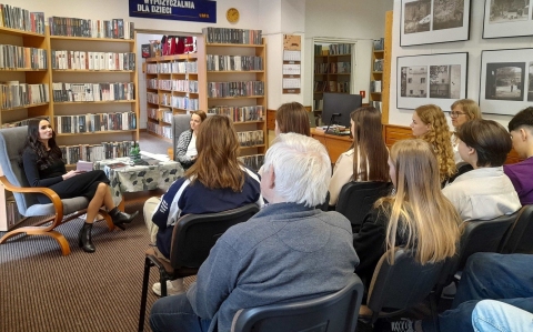 Zdjęcie prezentuje spotkanie autorskie z puławską poetką Anną Magdaleną Filipiak, które odbyło się 10 maja 2023 r. w kazimierskiej bibliotece. 