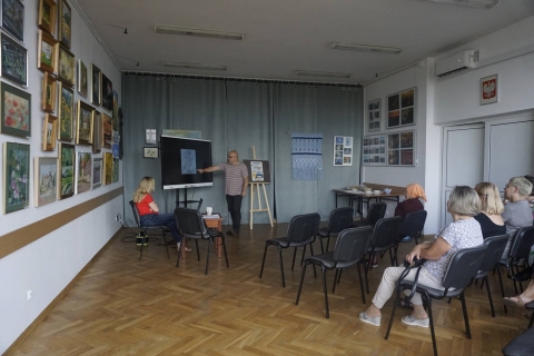 Zdjęcie prezentuje spotkanie z cyklu podróżniczego z panem Jerzym Stępniem, które odbyło się 18 czerwca 2024 r. w końskowolskiej bibliotece. 