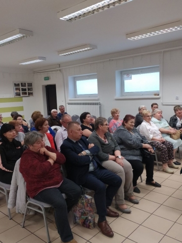 Zdjęcie pokazuje spotkanie autorskie z Krzysztofem Goluchem, które odbyło się 12 maja 2022 r. o  godz.16.00 w świetlicy  Urzędu Gminy w Baranowie.