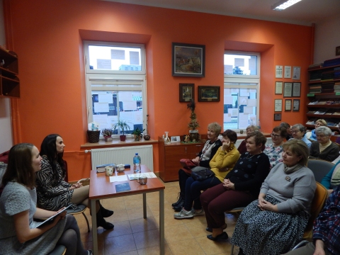 Zdjęcie prezentuje spotkanie autorskie z Anną Magdaleną Filipiak w ramach Powiatowego Klubu Książki, które odbyło się w Powiatowej Bibliotece Publicznej 30 listopada 2022 r. o godz. 12.OO.